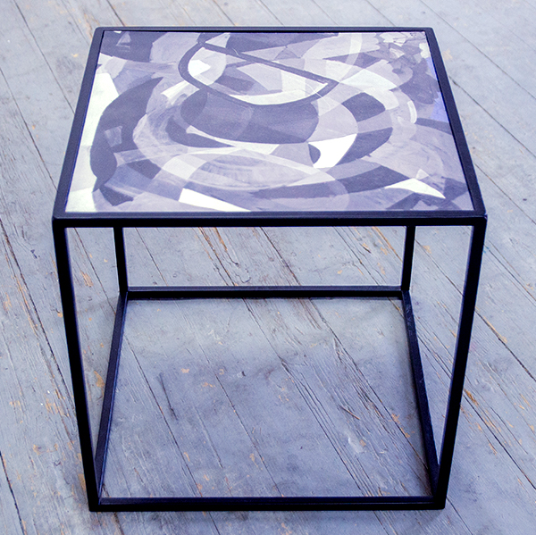 Stolik kawowy niski oryginalny. Blat stolika z nadrukiem obrazu